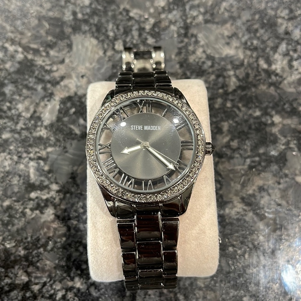 Used Steve Madden watch. Shows signs on wear. Needs a new battery